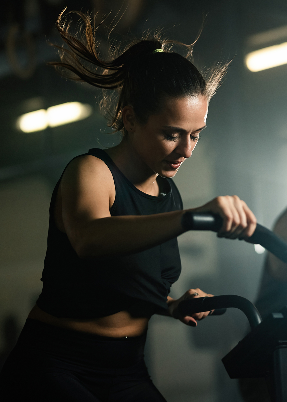 Mujer entrenando con intensidad en AV Wellness